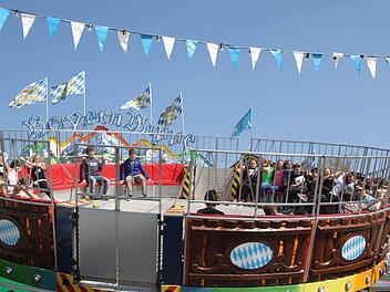 Die Bayernwippe ist ein Klassiker: Schon zur Eröffnung hatten die Kids ihren Spaß und ließen sich kräftig durchschaukeln. Foto: Sonja Adam