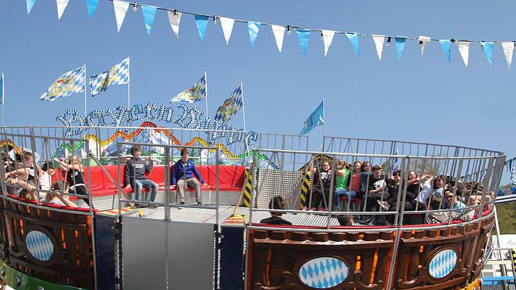 Die Bayernwippe ist ein Klassiker: Schon zur Eröffnung hatten die Kids ihren Spaß und ließen sich kräftig durchschaukeln. Foto: Sonja Adam