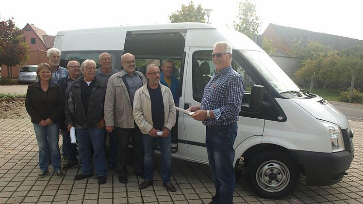 Das Gemeindemobil steht bereit. Dieter Ott (rechts) erläutert Karin Haut (von links) , Günther Greubel, Siegfried Erhard, Otmar Seidl, Günther Borst, Bürgermeister Franz Kuhn, Friedrich Arenz und Georg Krammer die Nutzung des Busses. Foto: Stefan Geiger