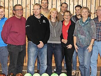 Der Verein Kronacher Sportkegler hat einen in weiten Bereichen neuen Vorstand. Das Bild zeigt (von links): stellvertretenden Jugendwart Michael Rüger, stellvertretenden Schriftfüher Sven Heumann, Vorsitzenden Horst Wich, stellvertretenden Vorsitzenden Michael Lubina, Vereinssportwart Jörg Fischer, Jugendwartin Meike Weber, Kassenprüfer Thomas Welscher, Schriftführerin Karin Wirkner, Pressebeauftragten Thomas Wirkner, Kassenprüferin Gaby Kunze, Kassierer Dietmar Welscher und 2. Vereinssportwar...