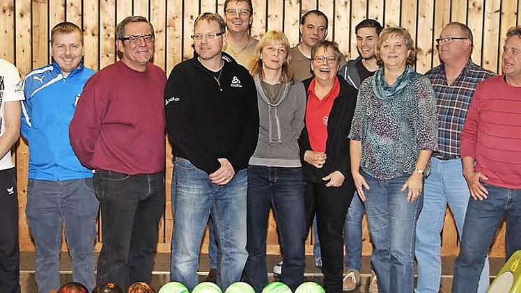 Der Verein Kronacher Sportkegler hat einen in weiten Bereichen neuen Vorstand. Das Bild zeigt (von links): stellvertretenden Jugendwart Michael Rüger, stellvertretenden Schriftfüher Sven Heumann, Vorsitzenden Horst Wich, stellvertretenden Vorsitzenden Michael Lubina, Vereinssportwart Jörg Fischer, Jugendwartin Meike Weber, Kassenprüfer Thomas Welscher, Schriftführerin Karin Wirkner, Pressebeauftragten Thomas Wirkner, Kassenprüferin Gaby Kunze, Kassierer Dietmar Welscher und 2. Vereinssportwar...