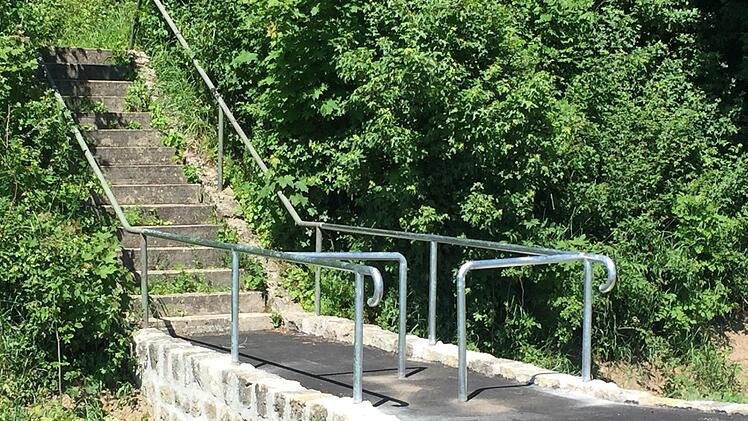 Am Übergang an den Schleusenhäusern in Ottendorf wurden mittlerweile der Handlauf montiert und der Übergang sowie die Treppe freigegeben.