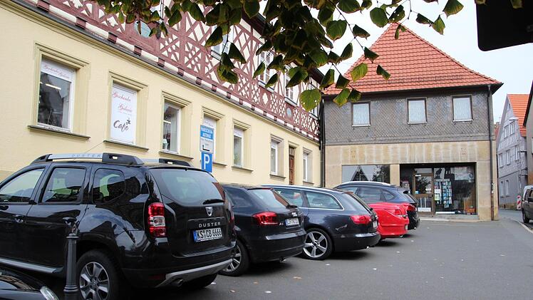 An dieser Stelle, direkt neben dem Rathausplatz in Bad Staffelstein, soll eine weitere öffentliche Stromtankstelle entstehen.