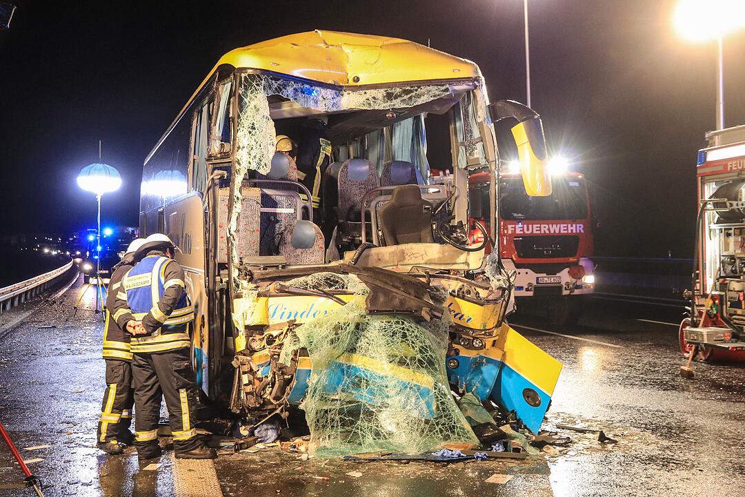 Schweres Busunglück auf A3 in Unterfranken: 18 Verletzte - ein Toter