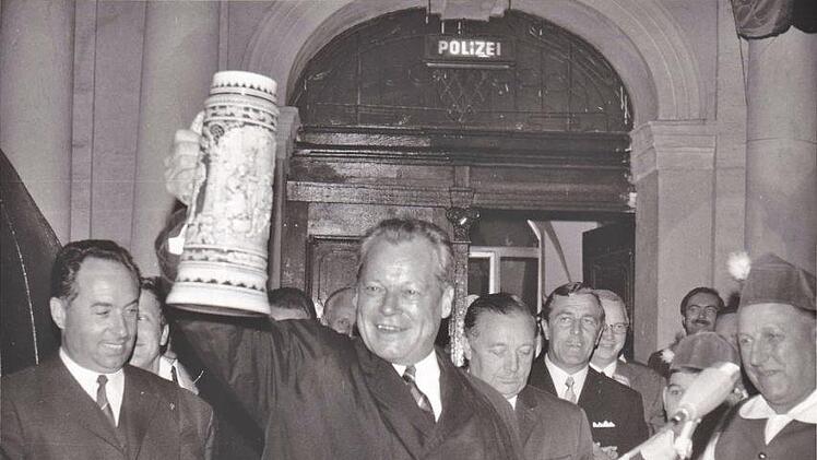 Willy Brandt besucht 1972 Kulmbach;  links Hans-Dieter Lotz, rechts daneben Staatssekretär Karl Herold, Harry Weiß und Herbert Heinritz. Foto:  Stadtarchiv Kulmbach