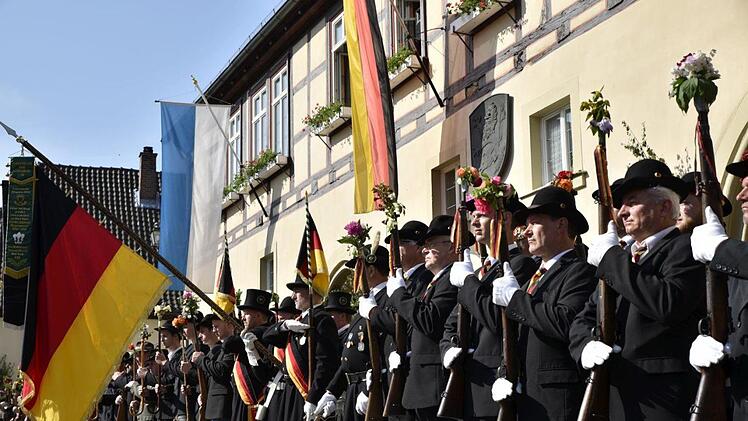 Es geht den Teilnehmern des Bürgerwehrauszugs unter die Haut, wenn sich die Bürgerwehrfahne am Marktplatz zum Lied vom Kameraden senkt.Gerold Snater