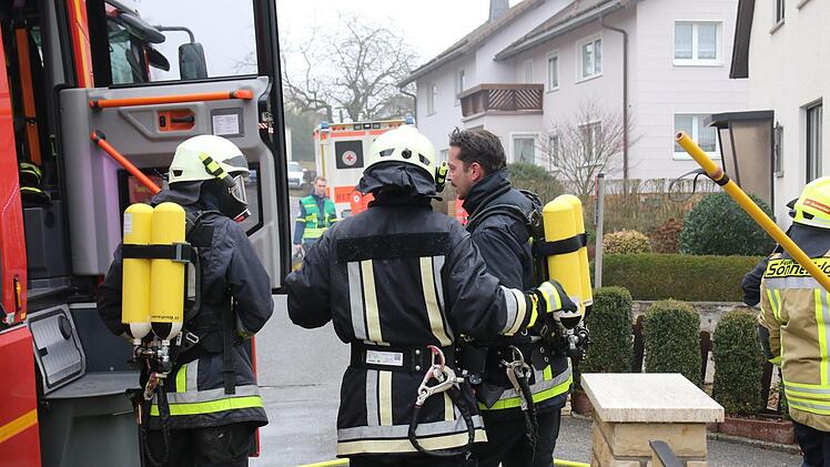 In Weidhausen bei Coburg ist am Montag ein Nebengebäude komplett abgebrannt. Foto: Michael Stelzner