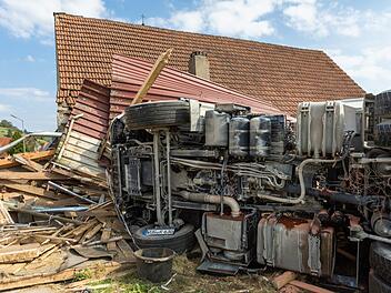In Ursheim, einem Ortsteil von Polsingen im Kreis Wei&szlig;enburg-Gunzenhausen hat ein Lkw ein Tr&uuml;mmerfeld hinterlassen. Der Fahrer hatte seinen Laster in eine Scheune gelegt. Ein Pferd musste sterben. Foto: Goppelt/News 5