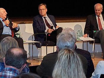 Bamberger (Ex-)B&uuml;rgermeisterschar auf dem Podium (von links): Rudolf Grafberger, Max Reichelt, Moderator Andreas Starke, Herbert Lauer und Werner Hipelius Foto: Werner H&ouml;chstetter