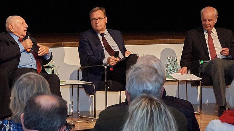 Bamberger (Ex-)B&uuml;rgermeisterschar auf dem Podium (von links): Rudolf Grafberger, Max Reichelt, Moderator Andreas Starke, Herbert Lauer und Werner Hipelius Foto: Werner H&ouml;chstetter