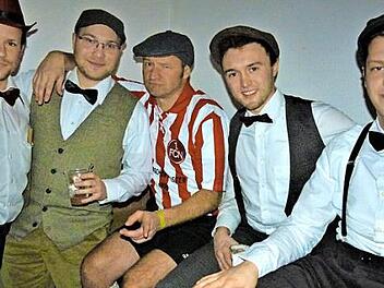 Fabian Bauerschmidt (rechts) genießt mit seinen Fußballkollegen den "1. Eisenbahnerfasching Neuenmarkt".  Fotos: Werner Reißaus