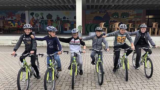 Miteinander Gleichgewicht halten hie&szlig; die Aufgabe, die die jugendlichen Radfahrer bestens bew&auml;ltigten. Fotos: Markus H&auml;ggberg