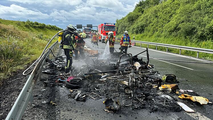 Gasflasche explodiert: Wohnanhänger auf A93 komplett niedergebrannt