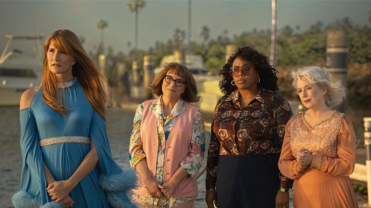 Selten sind diese h&ouml;chst unterschiedlichen Ladys in dieser Konstellation zusammen anzutreffen (von links): Linda (Laura Dern), Gesellschaftsreporterin Ann Holiday (Mindy Cohn), Buchh&auml;ndlerin Virginia (Amber Chardae Robinson) und Society Lady Mary (Julia Duffy).