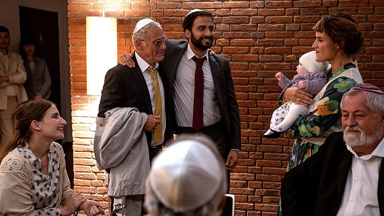 Da war die Welt noch in Ordnung: Beim Neujahrsfest kamen der Rabbiner Samuel (Garry Fischmann, Mitte) und seine Frau Hannah (Morgane Ferru, rechts) mit ihrem Freund, dem Oberstaatsanwalt Frank Leuw (Dani Levy) zusammen.