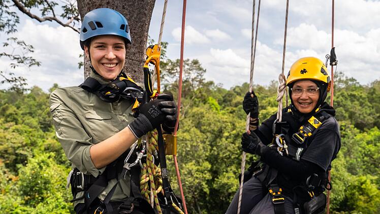 Hannah Emde (links) klettert gemeinsam mit der indonesischen Forscherin Suci Atmoko.