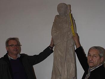 Künstler Wolfgang Finger-Rokitnitz mit der von ihm geschaffenen Figur des heiligen Gumbertus. Fotos: Gerhard Bauer