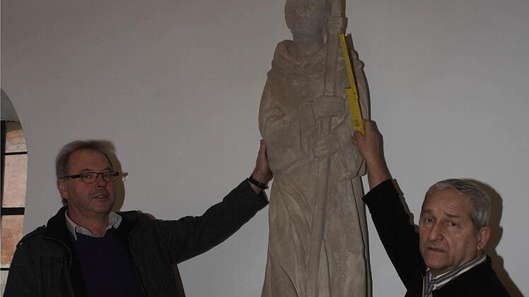 Künstler Wolfgang Finger-Rokitnitz mit der von ihm geschaffenen Figur des heiligen Gumbertus. Fotos: Gerhard Bauer