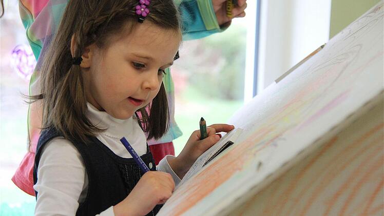 Die Kinder des Kindergartens St. Andreas genießen kreative Freiheiten. Sie dürfen auch Wände und Dächer von Papphäusern bemalen.