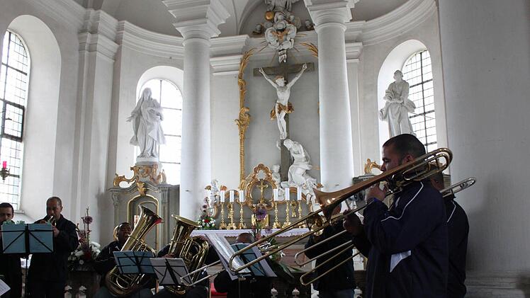 Die Brass Band spielte am Samstag auch in der Kreuzkapelle Etwashausen.