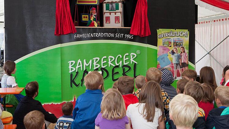 Nicht von der Sandkerwa wegzudenken, die Aufführungen des Bamberger Kasperls im Festzelt. Foto: Harald Rieger