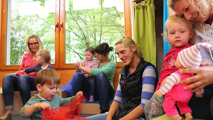 Das sind die ersten Kinder mit ihren Muttis, die die neue Krippe in der Rothwinder Kita besuchen: (von links) Melanie Azakliogullari mit Sohn Kaam, Isabell Göhl mit Pauline, Daniela Wiesel und Sohn Dennis sowie Sabrina Marr mit Tochter Leni.