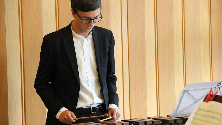 Sebastian Jakob aus der Q11 will Orchestermusiker werden und setzt alles daran, seinen Traum zu verwirklichen. In der Percussiongruppe zeigt er sein Können unter anderem am Xylophon. Foto: Katharina Müller-Sanke
