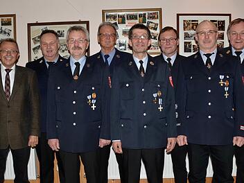 Für 40 Jahre aktiven Feuerwehrdienst wurden geehrt: (von links) Gerold Wehner, Erich Schmitt, Hilmar Arnold, Reiner Grom, Erich Köth und Hans-Peter Rölling. Es gratuliert Kreisbrandrat Benno Metz (re.), der die Ehrung mit Emil Müller (li.) vornahm. Foto: Kathrin Kupka-Hahn