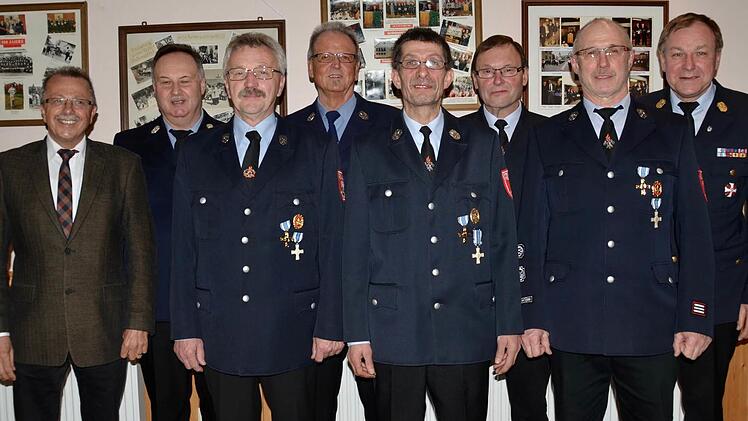 Für 40 Jahre aktiven Feuerwehrdienst wurden geehrt: (von links) Gerold Wehner, Erich Schmitt, Hilmar Arnold, Reiner Grom, Erich Köth und Hans-Peter Rölling. Es gratuliert Kreisbrandrat Benno Metz (re.), der die Ehrung mit Emil Müller (li.) vornahm. Foto: Kathrin Kupka-Hahn