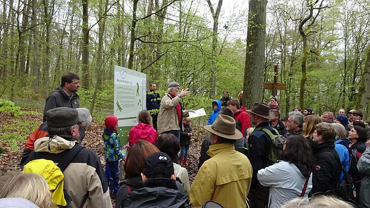 Zahlreiche Interessierte gingen den rund acht Kilometer langen Weg vom Heiligenhof zum Museum Euerdorf. Foto: Doris Bauer