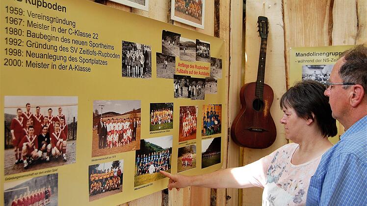 Die bebilderte Dorfchronik im Festzelt war für alle Bewohner faszinierend. 700 Jahre Rupboden Foto: Sigismund von Dobschütz
