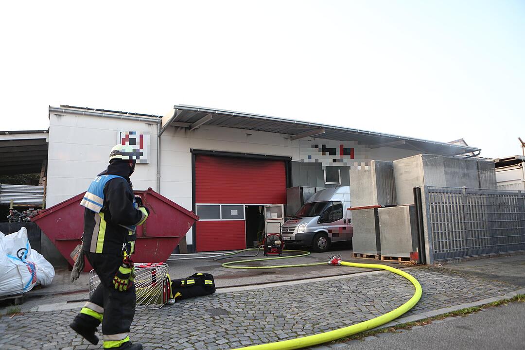 Nürnberg: Brand in Lagerhalle