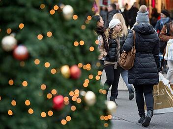 Dass der  Onlinehandel boomte, setzt manchem Geschäft mächtig zu. Andere Einzelhändler im Kreis Kronach ziehen nach dem Weihnachtsgeschäft trotzdem eine positive Bilanz und konnten ihren Umsatz teilweise sogar steigern.Bernd von Jutrczenka/dpa