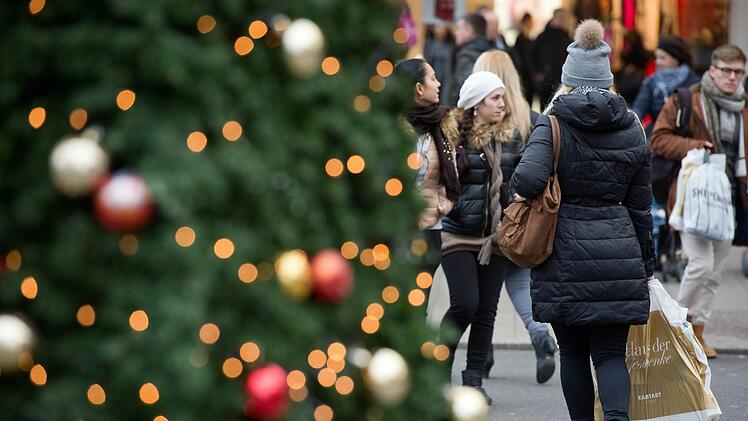 Dass der  Onlinehandel boomte, setzt manchem Geschäft mächtig zu. Andere Einzelhändler im Kreis Kronach ziehen nach dem Weihnachtsgeschäft trotzdem eine positive Bilanz und konnten ihren Umsatz teilweise sogar steigern.Bernd von Jutrczenka/dpa