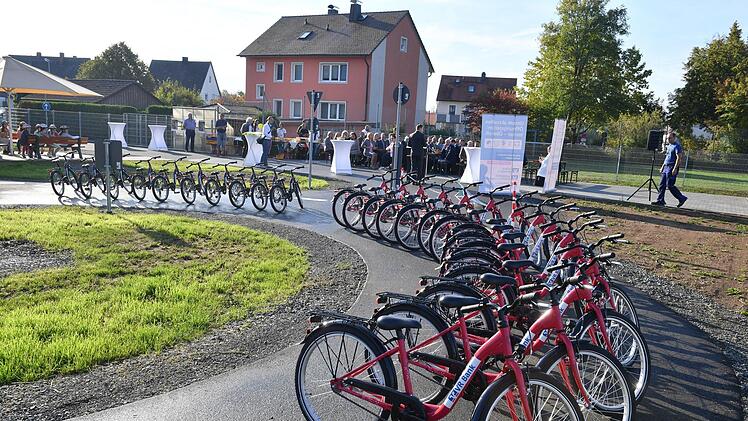 30 neue Räder für die neue Jugendverkehrsschule in Burgebrach, jetzt wurde der Platz offiziell eröffnet.Foto: Ronald Rinklef