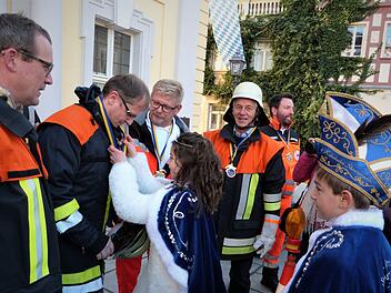 Kinderprinzessin Marielle entmachtet Bürgermeister Ralf Hartnack.Werner Reißaus