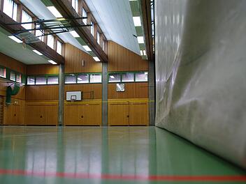 Ist der Boden noch zeitgemäß? Müsste das Dach nicht grundlegend ausgebessert werden? Ist die Zeit für eine Generalsanierung gekommen? Ein Leser macht sich Gedanken über die Sporthallen am Schulzentrum. Foto: Marco Meißner