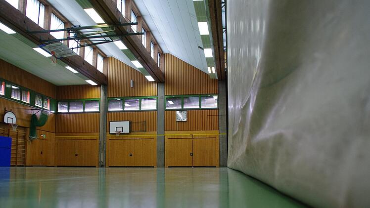Ist der Boden noch zeitgemäß? Müsste das Dach nicht grundlegend ausgebessert werden? Ist die Zeit für eine Generalsanierung gekommen? Ein Leser macht sich Gedanken über die Sporthallen am Schulzentrum. Foto: Marco Meißner