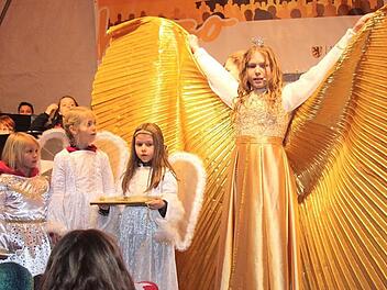 Das Herzogenauracher Christkind (Stella Burkhardt) wird mit seinen Engeln den Weihnachtsmarkt am Nikolausabend um 18 Uhr zusammen mit dem Bürgermeister offiziell eröffnen.  Foto: Richard Sänger (Archiv)