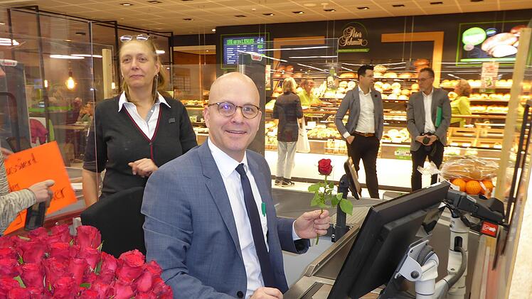Heike Bach, Kassenbüro, mit Oberbürgermeister Dirk Vogel, der für einen guten Zweck eine Stunde im Kaufland Bad Kissingen die Rolle des Kassiers übernahm. Foto: Timo Hildmann