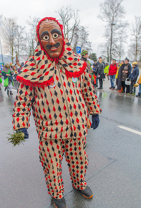 Buntes Faschingstreiben begeistert groß und klein.