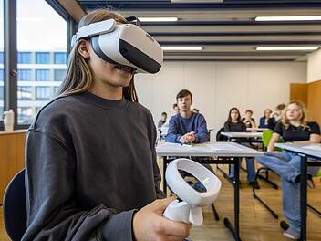 Eine Schülerin simuliert gefährliche Situationen im Straßenverkehr mit einer VR-Brille.