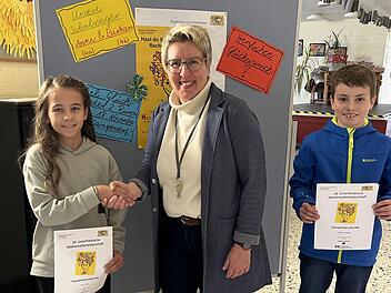 Schulleiterin Sabine Schalke gratuliert den Schulsiegern Anni Horn und Bastian Jäger.