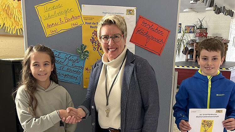 Schulleiterin Sabine Schalke gratuliert den Schulsiegern Anni Horn und Bastian J&auml;ger.