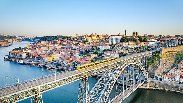 Ponte Dom Lu&iacute;s I in Porto mit der Altstadt im Hintergrund.