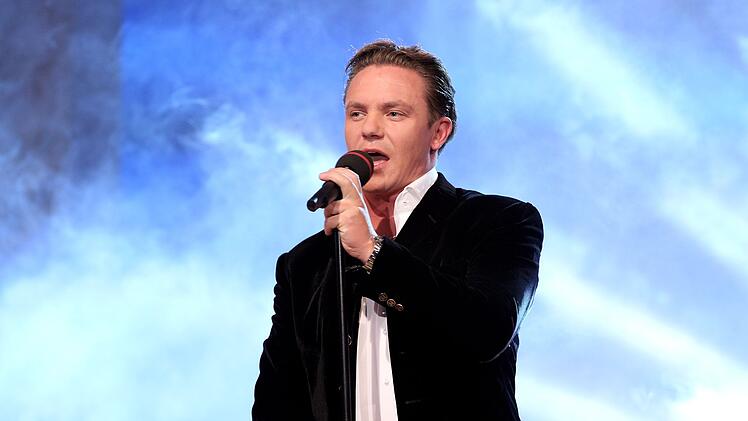 Stefan Mross greift nat&uuml;rlich auch gern selbst zum Mikrofon - um zu singen.
