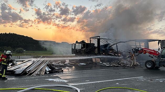Brennender Lkw sorgt f&uuml;r lange Staus auf A9 im Kreis Bayreuth