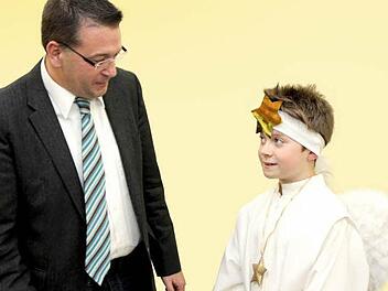 Keine falsche Bescheidenheit: Engel Alexander (l.) unterhält sich mit Bürgermeister Fischkal.