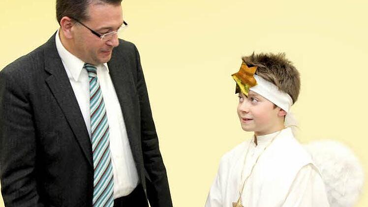 Keine falsche Bescheidenheit: Engel Alexander (l.) unterhält sich mit Bürgermeister Fischkal.