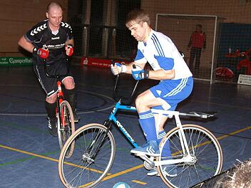 "Kämpfen und nochmals kämpfen" heißt die Devise für den Steinwiesener Radballer Sebastian Rehmet (rechts) und seinen Partner Markus Michel, wenn es am Samstag in heimischer Halle um den Einzug ins Finale des Deutschlandpokals geht. Foto: Hans Franz